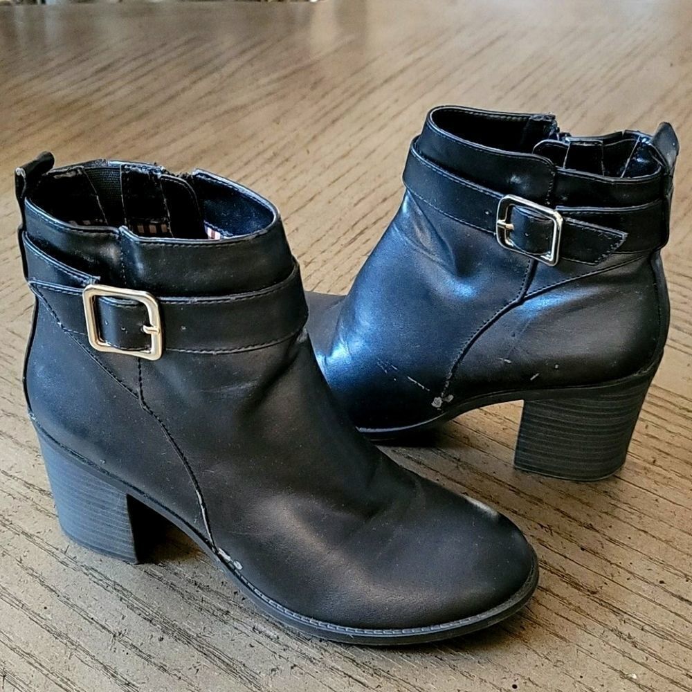White mountain black comfy zip up booties 7.5